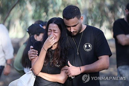 지난 달 29일(현지시간) 하마스 공격 희생자들을 기리는 현장에서 이스라엘 시민이 눈물을 흘리고 있다. [EPA=연합뉴스]